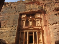 Vor dem sogenannten "Schatzhaus" (al-khazneh) in Petra / Jordanien
